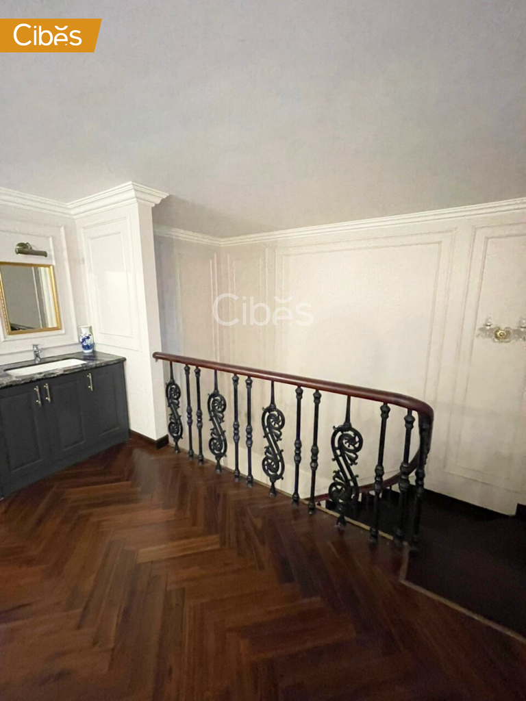 tầng trên cùng chỉ cao 2,2m